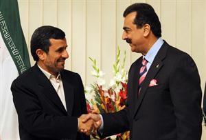 رئيس الوزراء الباكستاني يوسف رضا جيلاني مصافحا الرئيس الايراني نجاد في باكستان امس	افپ﻿