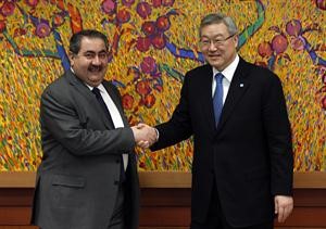 وزير الخارجيةالكوري الجنوبي مصافحا نظيره العراقي في سيئول امس﻿