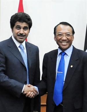 السفير ناصر العنزي مع الوزير جيرو واشيك