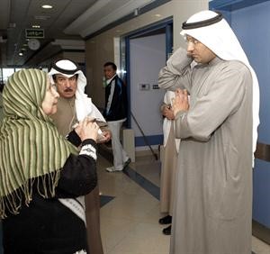  ويستمع الى احدى المراجعات
