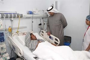 العبيدي يطمئن على احد المرضى