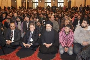 رئيس الحكومة الاسبق فؤاد السنيورة والعلامة السيد علي الامين خلال صلاة الجمعة في مسجد الامين وسط بيروت محمود الطويل