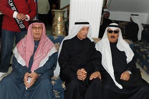 جواد بوخمسين مع المهنئين	سعود سالم﻿