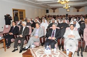 السفير الايراني روح الله قهرماني والسفير العراقي محمد حسين بحر العلوم في مقدمة الحضور انور الكندري