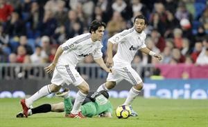 نجما ريال مدريد كاكا ومارسيلو تالقا في مباراة سابقة امام راسينغ