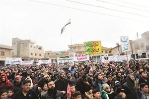 متظاهرون سوريون ضد النظام في مدينة ادلب امس افپ