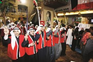 اداء العرضة خلال الاحتفال