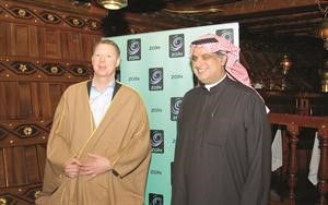 نبيل بن سلامة مع هانز فيستبرج بالبشت الكويتي
