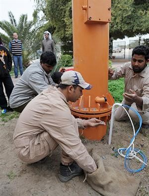 الفنيون يكملون توصيلات المحطة﻿