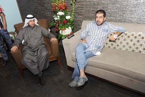 علي الدقباسي في غرفته بمستشفى هادي وبجانبه بدر الطشه الدقباسي محمد ماهر