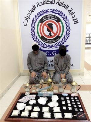 المتهمان وامامهما المضبوطات﻿