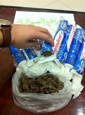 الاسيوي هرب المارغوانا داخل معجون اسنان﻿