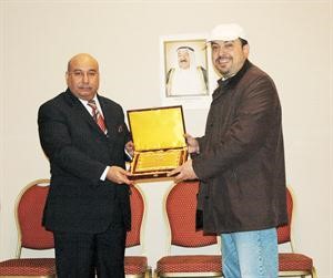 الشيخ طلال الفهد يقدم درعا للسفير محمد الذويخ﻿