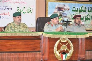 العميد الركن م هاشم الرفاعي متحدثا الى المستجدين الاغرار
