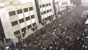 صورة وزعها ناشطون على الانترنت للجنازة الحاشدة التي خرجت في المزة امس﻿
