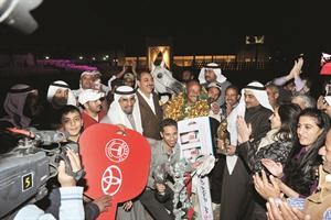 الشيخة سارة الفهد تكرم احد الخيول الفائزة﻿