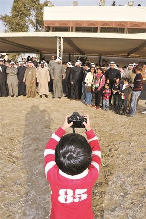 طفل يلتقط صورة جماعية للذكرى﻿