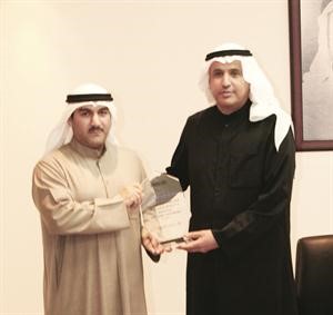 صالح البابطين يسلم احمد اللوغاني هدية تذكارية
