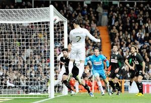 نجم ريال مدريد كريستيانو رونالدو لحظة تسجيله الهدف الاول من كرة راسية في مرمى راسينغ افپ
