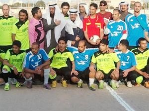 شاكر الداود يتوسط الفريق حاملا الكاس
