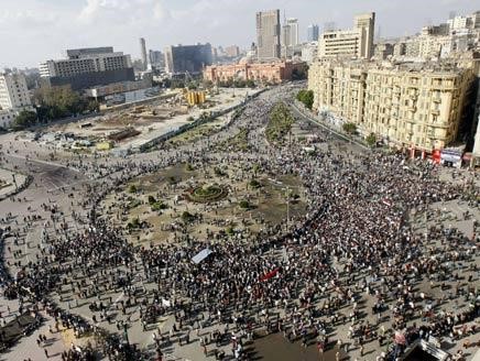 فتاة تبكي بميدان التحرير: دول مش ثوار دول بلطجية