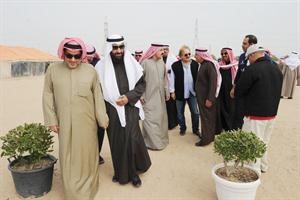 دعلي العمير مع عدد من الحضور﻿