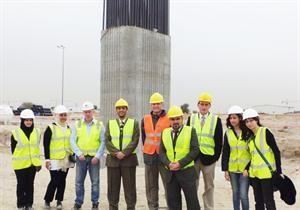 عدد من طلبة الهندسة المدنية في الكلية الاسترالية خلال تدريبهم الميداني في مشروع طريق الجهراء﻿