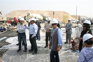 درنا الفارس تتابع اعمال الصب مع عدد من المهندسين والمسؤولين﻿