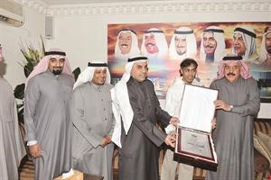 درع تكريمية للبطل طارق القلاف من جمعية الشعب يتسلمها من عبدالله الفارس ودعبدالله الطريجي﻿