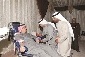 المحافظ عبدالله الفارس اثناء تبرعه بالدم	متين غوزال﻿
