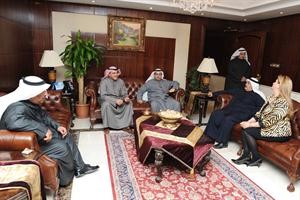 مسالم الاذينة مستقبلا مهنئيه في مكتبه بوزارة المواصلات﻿