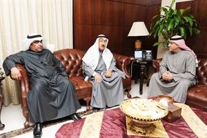 جواد بوخمسين مقدما التهاني للوزير الاذينة	 سعود سالم﻿