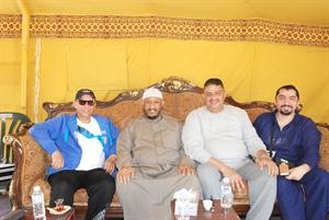 احمد الرميح مع عدد من الموظفين 	اسامة ابوعطية﻿