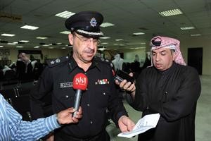 المقدم بدر الفيلكاوي متحدثا للصحافيين