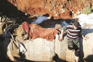 انتشال جثة احد المواطنين السوريين مقيدة اليدين من احدى القنوات المائية في ادلب بعد عملية عسكرية للجيشافپ﻿