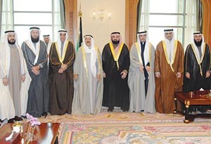 صاحب السمو الامير الشيخ صباح الاحمد متوسطا رئيس واعضاء مجلس الامة احمد السعدون وخالد السلطان وعبدالله البرغش وفيصل اليحيى ود وليد الطبطبائي ومرزوق الغانم وعلام الكندري