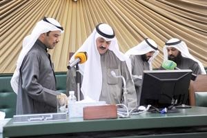 حوار بين الرئيس زيد العازمي ونائبه مجسار الجسار على المنصة
