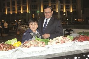 رياز محمود يطلع على بوفيه الريجنسي
