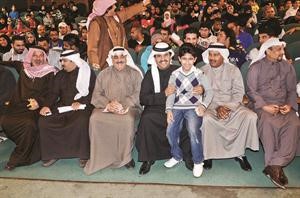 الشيخ دعيج الخليفة والفنان عبد الرحمن العقل في مقدمة الحضور﻿