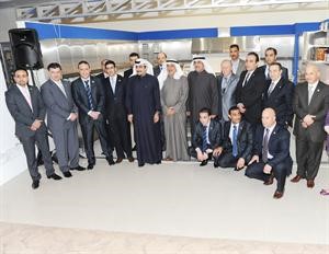 عبدالرحمن الفارسي يتوسط موظفي الشركة خلال الاحتفال	سعود سالم﻿