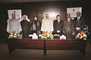 الشيخة اوراد الجابر وفيصل المطوع ودسليمان شمس الدين بعد توقيع العقد