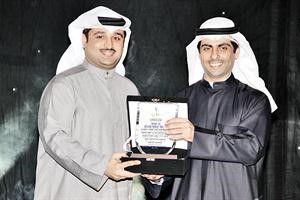 النائب رياض العدساني يكرم احد الطلبة﻿