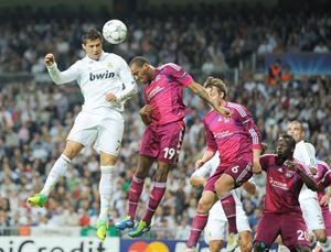نجم ريال مدريد كريستيانو رونالدو تالق امام ليون في مباراة سابقة بدوري الابطال ويقود الملكي امام سسكا اليوم