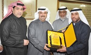 علي النمش يقدم درعا تذكارية للنائب علي الراشد بحضور ابراهيم المسعود ومحمد ابراهيم