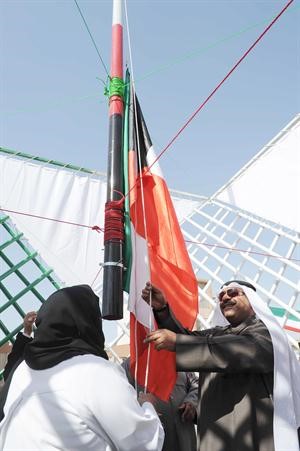 الزامل يرفع العلم على مبنى المنطقة