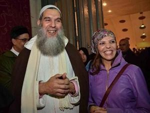 رمز سلفي جهادي بالمغرب يلتقط صورة مع فنانة مثيرة للجدل!