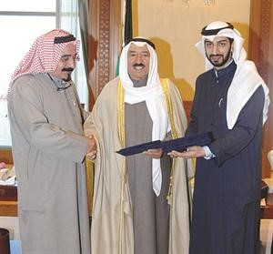 صاحب السمو الامير يتسلم الاهداء من دابراهيم الحمود وعبدالله العوضي﻿