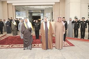 سمو رئيس الوزراء الشيخ جابر المبارك والنائب الاول الشيخ احمد الحمود والفريق غازي العمر لدى زيارة المبارك لوزارة الداخلية امس 