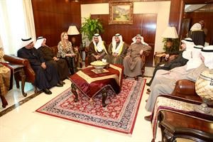جانب من اجتماع سمو رئيس الوزراء الشيخ جابر المبارك مع وزير المواصلات وقياديي الوزارة