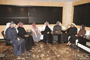 الوزير الشيخ محمد العبدالله ووكيل الاعلام الشيخ سلمان الحمود ورئيس التحرير الزميل يوسف خالد المرزوق ومنيرة الهويدي و خالد الكندري والزميلان يوسف عبدالرحمن وعدنان الراشد هاني الشمري